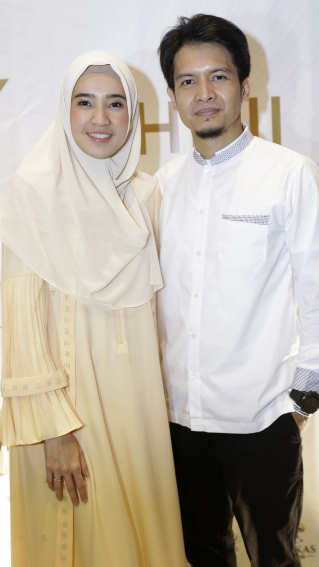 Artis Dhini Aminarti bersama suami, Dimas Seto, saat hadir di launching hijab Syar'i miliknya di kawasan Bintaro Tangerang Selatan Selasa (22/01).  Foto: Ronny/kumparan