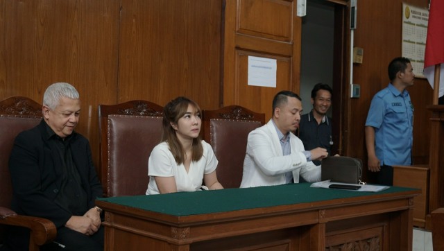 Aktris Gisella Anastasia (kedua dari kiri) saat menjalani sidang perceraian di Pengadilan Negeri Jakarta Selatan, Rabu (23/1/2019). (Foto: Nugroho Sejati/kumparan)