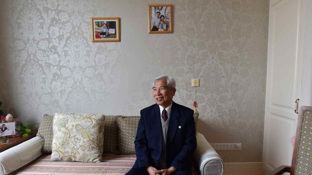 Saat seorang warga yang telah lanjut usia berada di dalam apartemennya di komunitas Yanyuan, Beijing, China. (Foto: AFP/GREG BAKER )
