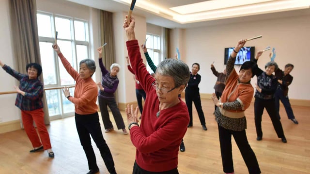 Para warga yang telah lanjut usia saat latihan menari di komunitas Yanyuan, Beijing, China. (Foto: AFP/GREG BAKER )