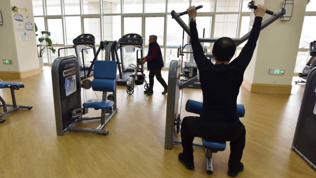 Sejumlah warga yang telah lanjut usia berolahraga di komunitas Yanyuan, Beijing, China. (Foto: AFP/GREG BAKER )
