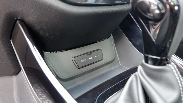 Ada dermaga USB dan power outlet 5V/2A (Foto: Aditya Pratama Niagara/kumparanOTO)