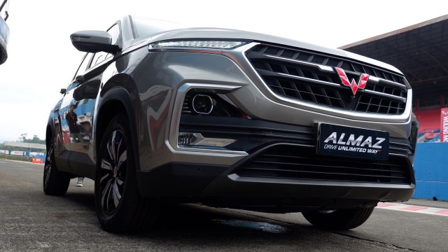 Wuling Almaz mengusung desain SUV kekinian (Foto: Aditya Pratama Niagara/kumparanOTO)