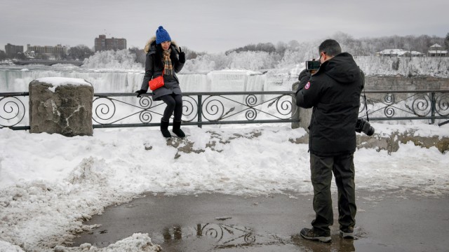 Wisatawan berfoto di sekitar Air Terjun Niagara, Kanada. (Foto: REUTERS/Moe Doiron)