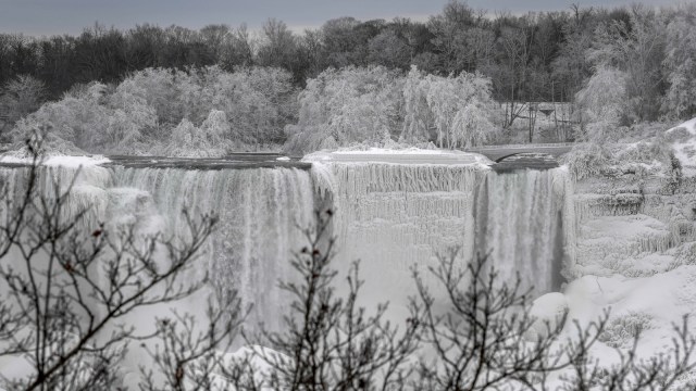 SuasanaAir Terjun Niagara, Kanada saat musim dingin. (Foto: REUTERS/Moe Doiron)