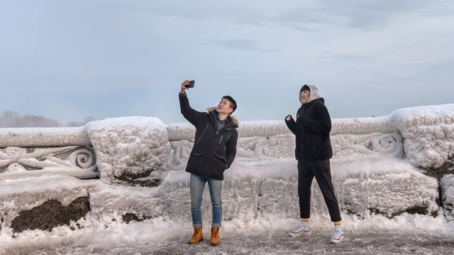 Wisatawan berfoto di sekitar Air Terjun Niagara, Kanada. (Foto: REUTERS/Moe Doiron)