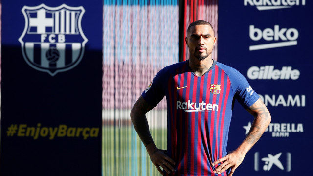 Kevin-Prince Boateng diperkenalkan sebagai pemain baru Barcelona. (Foto: Reuters/Albert Gea)