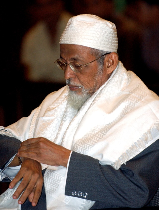 Ulama Muslim, Abu Bakar Ba'asyir saat berada di dalam persidangan, Jakarta (25/02/2005). Foto: AFP PHOTO/ADEK BERRY