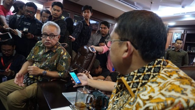 Koordinator Tim Pengacara Ustaz Abu Bakar Ba'asyir, Mahendradatta, berdiskusi dengan Fadli Zon di Gedung DPR RI, Rabu (23/1). (Foto: Helmi Afandi/kumparan)