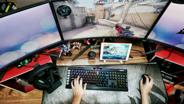 Monica Carolina atau dikenal sebagai Nixia, salah satu gamer perempuan yang paling dikenal oleh publik saat bermain game di ruangan pribadinya. (Foto: Helmi Afandi Abdullah/kumparan)