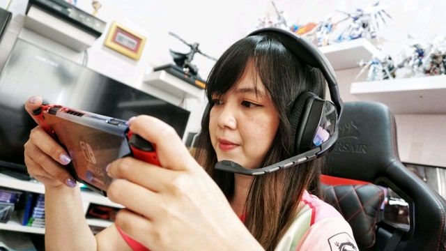 Monica Carolina atau dikenal sebagai Nixia, salah satu gamer perempuan yang paling dikenal oleh publik saat bermain game di ruangan pribadinya. (Foto: Helmi Afandi Abdullah/kumparan)