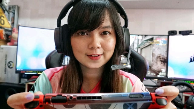 Monica Carolina atau dikenal sebagai Nixia, salah satu gamer perempuan yang paling dikenal oleh publik saat bermain game di ruangan pribadinya. (Foto: Helmi Afandi Abdullah/kumparan)