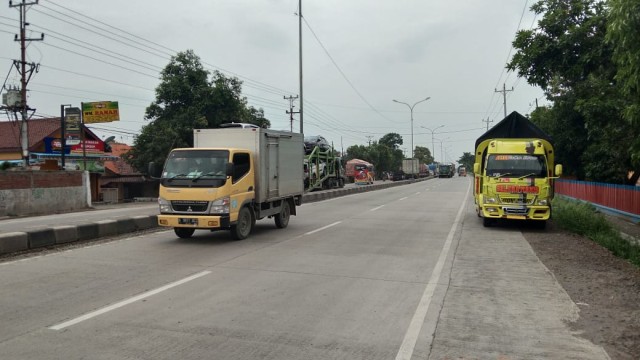 Menelusuri Fenomena Truk Goyang di Jalur Pantura Tegal