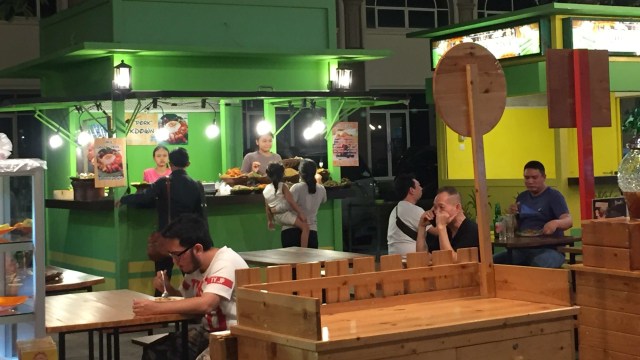 Suasana di Food Street kawasan Pantai Maju. (Foto: Fachrul Irwinsyah/kumparan/kumparan)