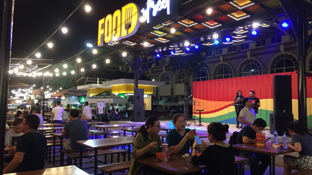 Suasana di Food Street kawasan Pantai Maju. (Foto: Fachrul Irwinsyah/kumparan/kumparan)