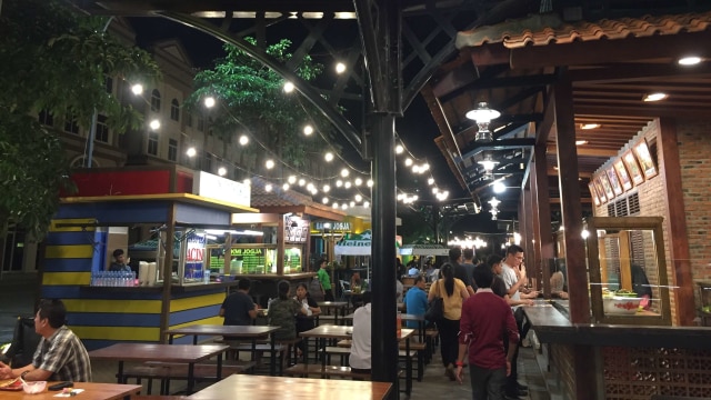 Suasana di Food Street kawasan Pantai Maju. (Foto: Fachrul Irwinsyah/kumparan/kumparan)