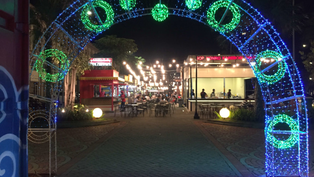 Suasana di Food Street kawasan Pantai Maju. (Foto: Fachrul Irwinsyah/kumparan/kumparan)