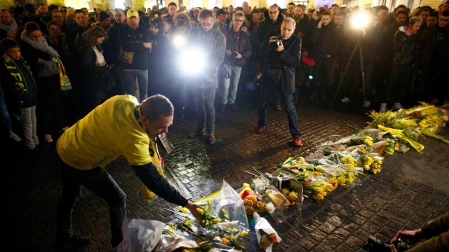 Para suporter klub SC Nantes berkumpul di pusat Kota Nantes untuk memberikan hormat dan dukungan terhadap penyerang idola mereka, Emiliano Sala. Foto: REUTERS/Stephane Mahe