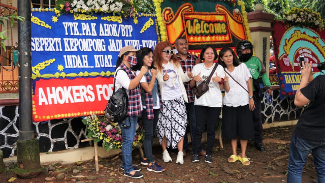 Pendukung Basuki Tjahaja Purnama berfoto dekat karangan bunga di depan Mako Brimob Kelapa Dua. (Foto: Helmi Afandi/kumparan)
