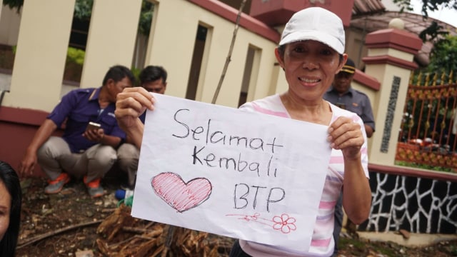 Pendukung membawa berbagai atribut untuk menyambut Basuki Tjahaja Purnama di depan Mako Brimob Kelapa Dua. (Foto: Helmi Afandi/kumparan)