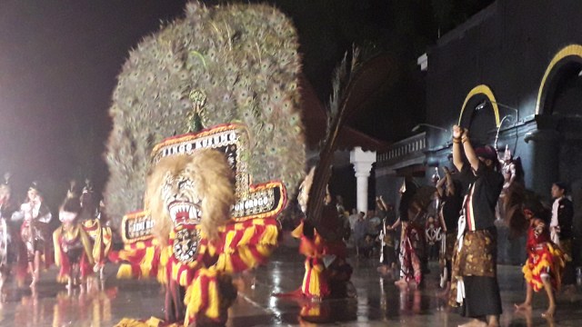 Suasana pentas Reog Ponorogo di Alun-Alun, Kabupaten Ponorogo. (Foto: Yuana Fatwalloh/kumparan)