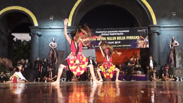 Suasana pentas Reog Ponorogo di Alun-Alun, Kabupaten Ponorogo. (Foto: Yuana Fatwalloh/kumparan)