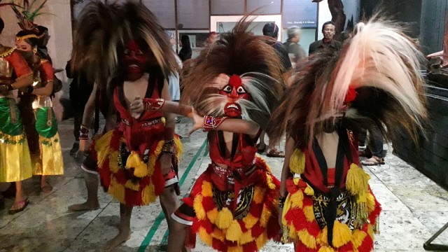 Penari pentas Reog Ponorogo di Alun-Alun, Kabupaten Ponorogo. (Foto: Yuana Fatwalloh/kumparan)