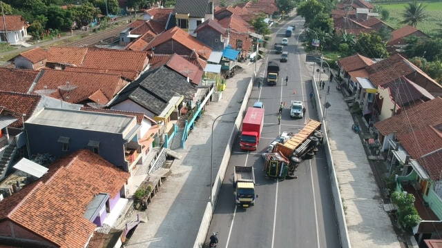 Truk Bermuatan Material Alumunium Terguling di Flyover Kesambi, Tegal