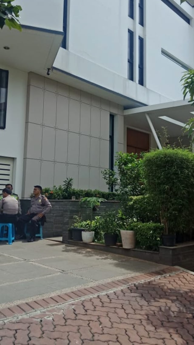 Para petugas dari Polsek Metro Penjaringan menjaga  Rumah Ahok. (Foto: Dok. Istimewa)