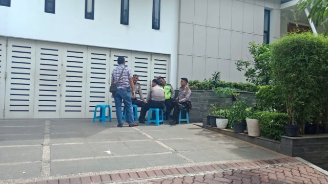 Para petugas dari Polsek Metro Penjaringan menjaga  Rumah Ahok. (Foto: Dok. Istimewa)