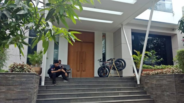 Para petugas dari Polsek Metro Penjaringan menjaga  Rumah Ahok. (Foto: Dok. Istimewa)