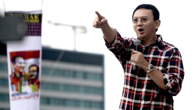 Basuki Tjahaja Purnama memberi isyarat kepada para pendukungnya saat kampanye sebelum pemilihan gubernur di Jakarta (11/2/2017). (Foto: AFP/GOH CHAI HIN)