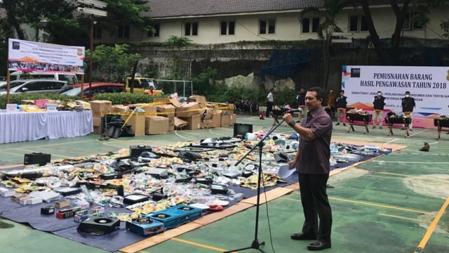 Pemusnahan barang-barang tak sesuai Standar Nasional Indonesia (SNI) di lapangan parkir Kemendag, Jakarta, Kamis (24/1). (Foto: Dok. Humas Kementerian Perdagangan)
