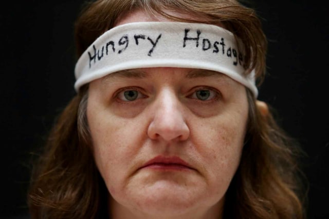Laura Atwood, seorang istri dari Pegawai Negeri Sipil terkena dampak penutupan pemerintahan selama 33 hari. Ia ikut dalam protes terhadap penutupan pemerintahan itu. (Foto: REUTERS/Leah Millis)