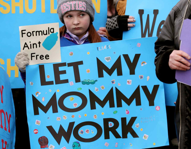 Seorang anak ikut dalam protes terkait dampak penutupan pemerintahan Amerika Serikat. (Foto: REUTERS/George Frey)