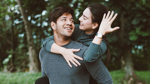 Potret kemesraan Irish Bella dan Ammar Zoni. Foto: Instagram/@_irishbella_