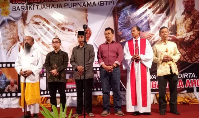 Para pemuka lintas agama memimpin doa sebagai umgkapan rasa sykur atas bebasnya Ahok, Kamis (24/1)