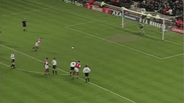 Peter Schmeichel menyelamatkan tendangan penalti Dennis Bergkamp. (Foto: FA)