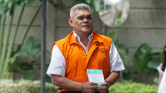 Muhammad Ramadhan (MR), panitera pengganti Pengadilan Negeri Jakarta Timur, tiba di Gedung KPK, Kamis (24/1). Foto: Iqbal Firdaus/kumparan