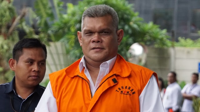 Muhammad Ramadhan (MR), panitera pengganti Pengadilan Negeri Jakarta Timur, tiba di Gedung KPK, Kamis (24/1). Foto: Iqbal Firdaus/kumparan