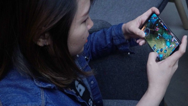 Momo Chan saat bermain game. (Foto: Irfan Adi Saputra/kumparan)