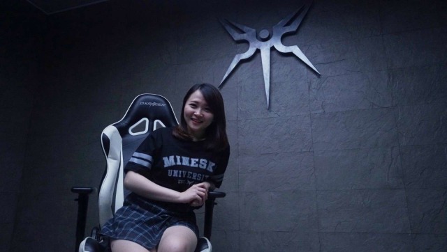 Monica Mariska memakai nama Momo Chan di industri eSports Indonesia. Momo dikenal sebagai gamer sekaligus caster. (Foto: Irfan Adi Saputra/kumparan)
