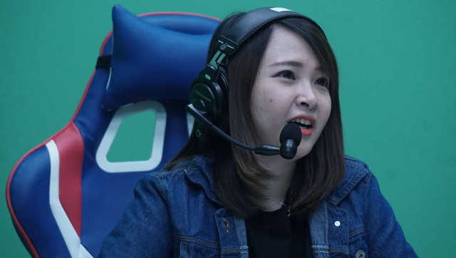 Monica Mariska memakai nama Momo Chan di industri eSports Indonesia. Momo dikenal sebagai gamer sekaligus caster. (Foto: Irfan Adi Saputra/kumparan)