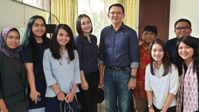 Mantan Gubernur DKI Jakarta Basuki Tjahaja Purnama alias Ahok (tengah) berfoto bersama dengan kerabatnya di Jakarta, Kamis (24/1). (Foto: ANTARA FOTO/Tim BTP)