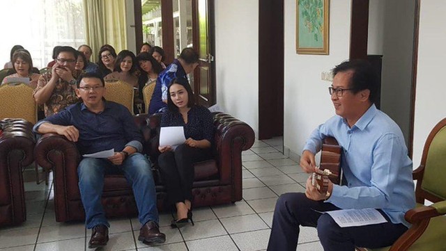 Mantan Gubernur DKI Jakarta Basuki Tjahaja Purnama alias Ahok (kiri) bersama keluarga mengikuti kebaktian ucapan syukur di Jakarta, Kamis (24/1).  (Foto: ANTARA FOTO/Tim BTP)