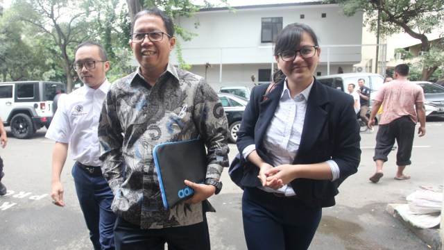 Plt Ketua Umum PSSI Joko Driyono (tengah) didampingi Sekretaris Jenderal PSSI, Ratu Tisha (kanan) bersiap menjalani pemeriksaan di Polda Metro Jaya, Jakarta, Kamis (24/1).  Foto:  ANTARA FOTO/Reno Esni