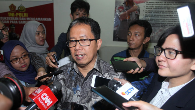 Plt Ketua Umum PSSI Joko Driyono (kiri) didampingi Sekretaris Jenderal PSSI, Ratu Tisha (kana) saat akan menjalani pemeriksaan di Krimum, Polda Metro Jaya, Jakarta, Kamis (24/1). Foto: ANTARA FOTO/Reno Esnir