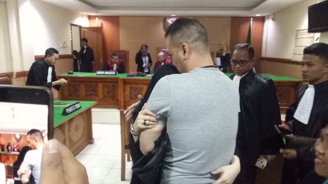 Lyra Virna langsung memeluk suaminya usai divonis bebas oleh majelis hakim. (Foto: Ainul 'Owi' Qalbi/kumparan.)