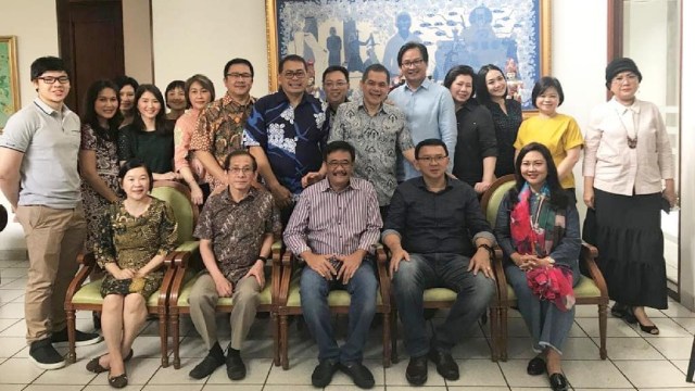 Djarot Saiful Hidayat dan sang istri bertemu dengan keluarga Basuki Tjahaja Purnama (Ahok). (Foto: Instagram/@happydjarot)