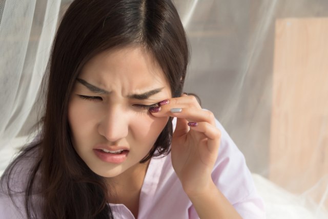 Pertama Kali Memakai Softlens? Ini Tanda Softlens Tidak Cocok! (6)